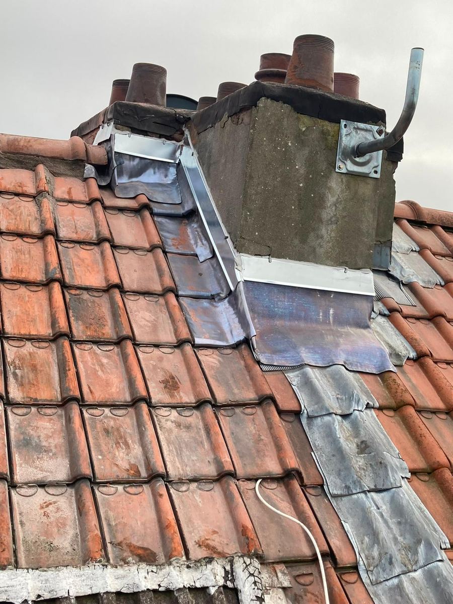 Cheminée et solins sur toiture en tuiles