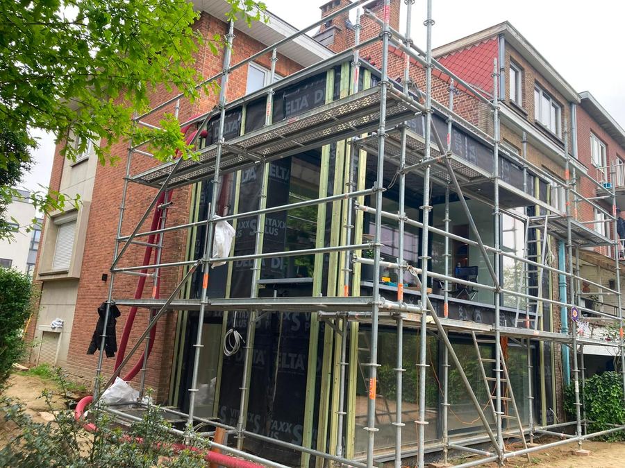 Extension vitrée sous échafaudage